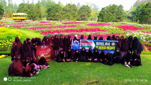 Sedekah Pesantren Tahfidz Liburan Santri ke Taman Bunga Nusantara Cianjur